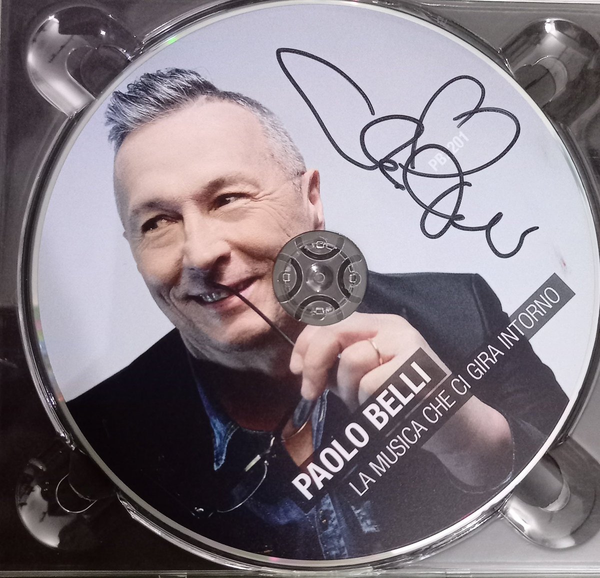 Colors_RBServ's tweet photo. Chapeau, amico mio!
Per fare un album così, ci vuole il coraggio di volare alto e di amare la musica per la musica ❤
#ToMeYouArePerfect
#LaMusicaCheCiGiraIntorno @paolobelliswing #BigBand #PBBB #BlueNote https://t.co/MHUrXm72z7