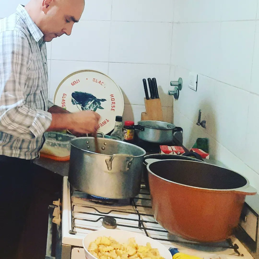LucasSamame's tweet photo. Salió otro Delivery Solidario!!
Esta vez fueron 40 porciones de un exquisito guiso de lenteja con papines, ideal para estas noches frías.
Gracias al enorme compromiso y cariño de todos los que lo siguen haciendo posible. #Sumate
#DeliverySolidario #Empatia https://t.co/ko2vbpbmOX