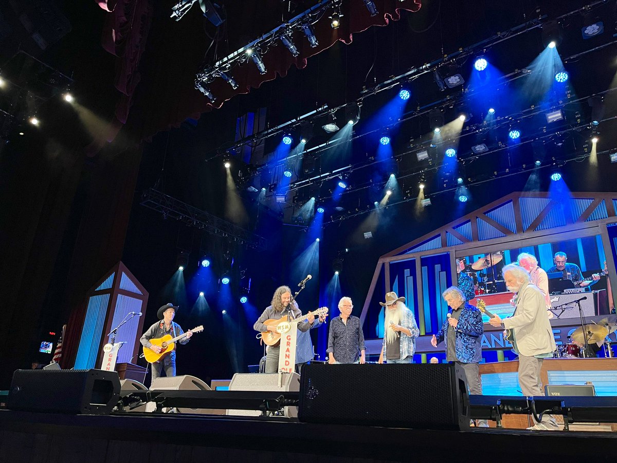 .@aaronraitiere made his Opry debut tonight and he had quite the guest list on stage including @Andersoneast, @oakridgeboys, and Bob Weir! Congratulations, Aaron! 👏