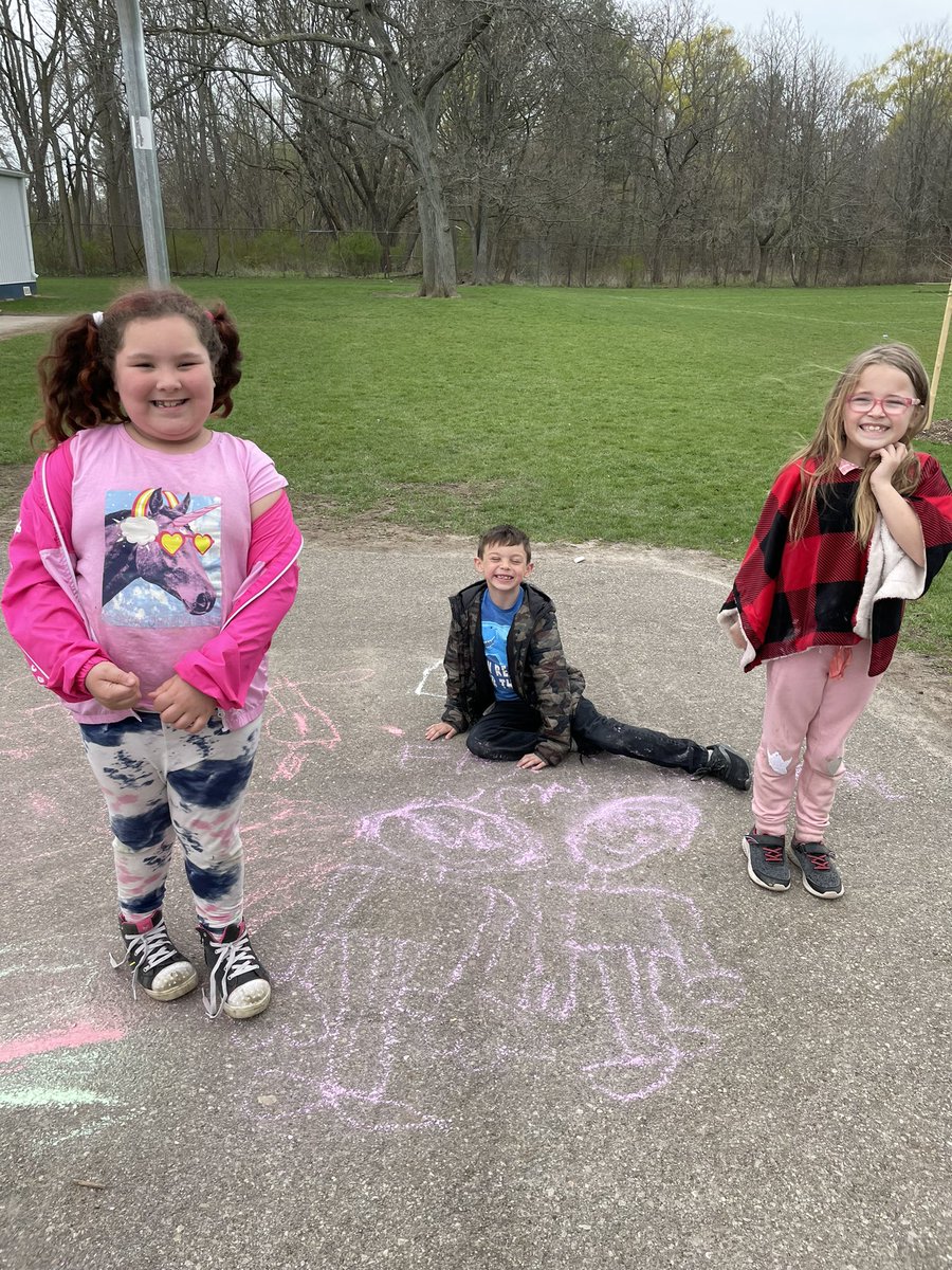 MsJJsclass's tweet photo. To close off CEW we used chalk to send kind messages to our @ctkcatholic community. https://t.co/zVCFJy9sFZ