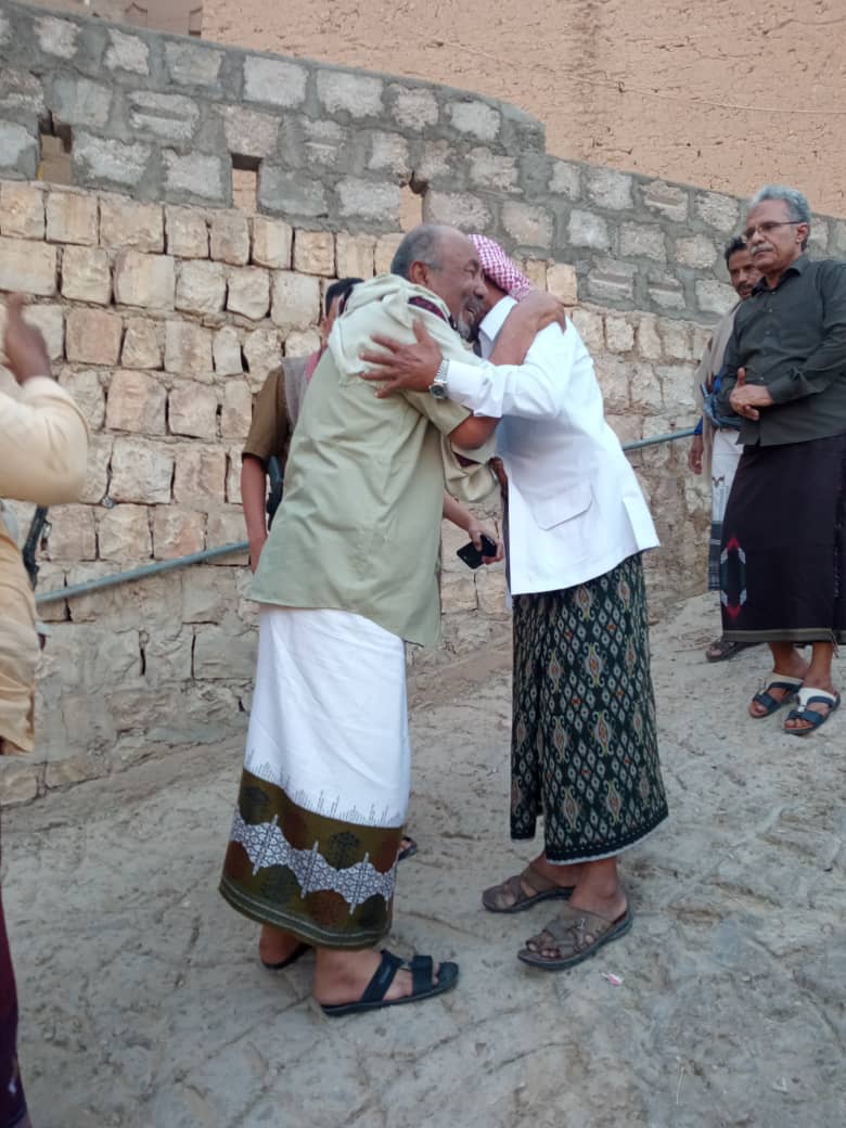 Shibam_Brigade's tweet photo. اثناء زيارته العيديه لألوية الجبال السود أركان المنطقة العسكرية الثانية يزور عضو مجلس النواب الشيخ محمد حسن بن عبد الرب العمودي ويلتقي بعدد من الوجهاء والمناصب والشخصيات الأجتماعية بمديرية دوعن

خاص : دوعن التوجيه المعنوي - المركز الإعلامي _ لواء شبام
https://t.co/JpjXS1TecF https://t.co/HP39p82zCN