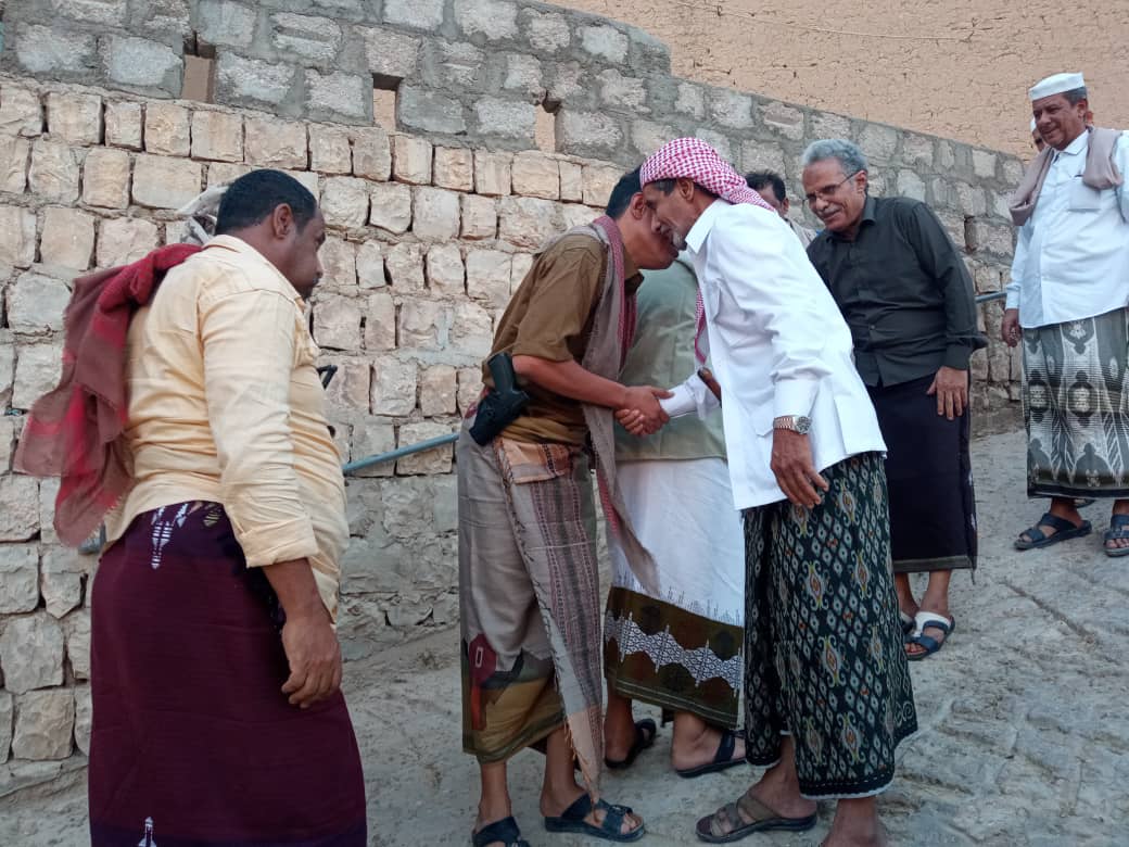 Shibam_Brigade's tweet photo. اثناء زيارته العيديه لألوية الجبال السود أركان المنطقة العسكرية الثانية يزور عضو مجلس النواب الشيخ محمد حسن بن عبد الرب العمودي ويلتقي بعدد من الوجهاء والمناصب والشخصيات الأجتماعية بمديرية دوعن

خاص : دوعن التوجيه المعنوي - المركز الإعلامي _ لواء شبام
https://t.co/JpjXS1TecF https://t.co/HP39p82zCN