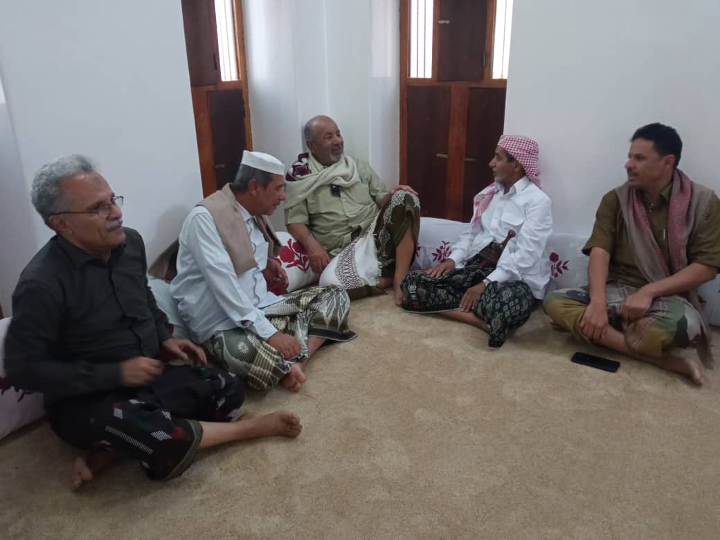 Shibam_Brigade's tweet photo. اثناء زيارته العيديه لألوية الجبال السود أركان المنطقة العسكرية الثانية يزور عضو مجلس النواب الشيخ محمد حسن بن عبد الرب العمودي ويلتقي بعدد من الوجهاء والمناصب والشخصيات الأجتماعية بمديرية دوعن

خاص : دوعن التوجيه المعنوي - المركز الإعلامي _ لواء شبام
https://t.co/JpjXS1TecF https://t.co/HP39p82zCN