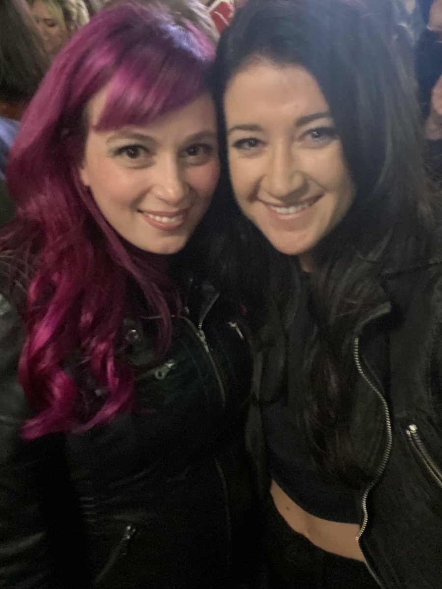 kelliiiannn's tweet photo. I mean 😍😍 ⁦@GillianWithaG⁩ understands why we wear black. Always. https://t.co/W2QRvn3P8V