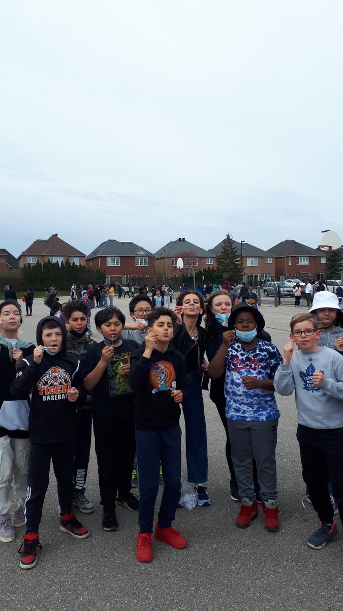 mrs_kitney's tweet image. So many great memories from #CEW2022 Love Day Dance, @XMovement_ , School-wide Bubbles
#EXCELclass @SebastianDPCDSB