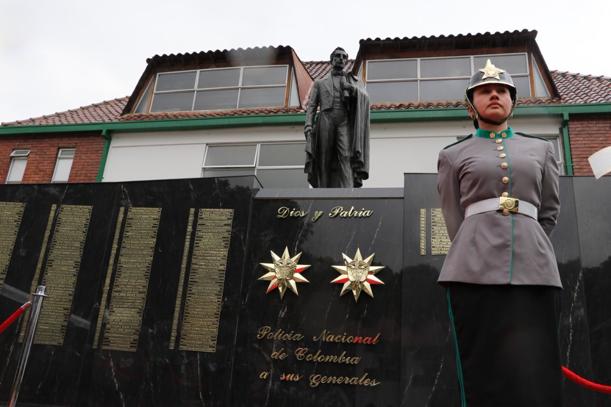 EscuelaDCadetes's tweet photo. #Hoy en la @EscuelaDCadetes se llevó a cabo una solemne ceremonia, en conmemoración del centésimo octogésimo segundo aniversario del deceso del señor General de División Francisco de Paula Santander Omaña.
#182AniversarioMuerteGeneralSantander https://t.co/uKOudWSSIT