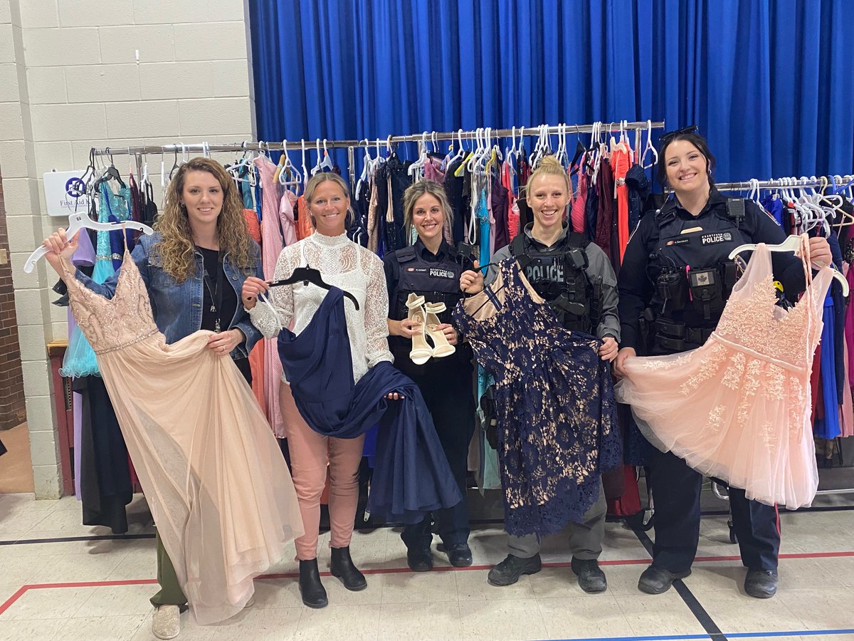 kgscobras's tweet photo. Special thank you to all involved to provide this amazing opportunity for our graduates. Many happy faces walked out with suits, dresses, shoes, purses &amp; jewellery.  A special shout out to ⁦@GEDSB⁩ educator S McLeod, Detective Annaert and the ⁦⁦@BrantfordPolice⁩ https://t.co/BpBYQfBF9u