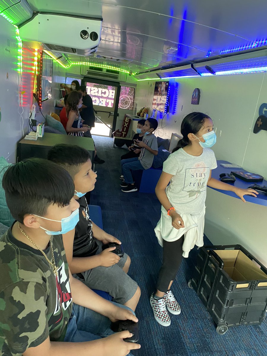 VeroRodz7's tweet photo. Students enjoyed the #HCISDTECHBUS before next weekโs STAAR tests. Thank you so much @HcisdAce #pyp #AustinIB #HCISD https://t.co/wVgLsrNJNo
