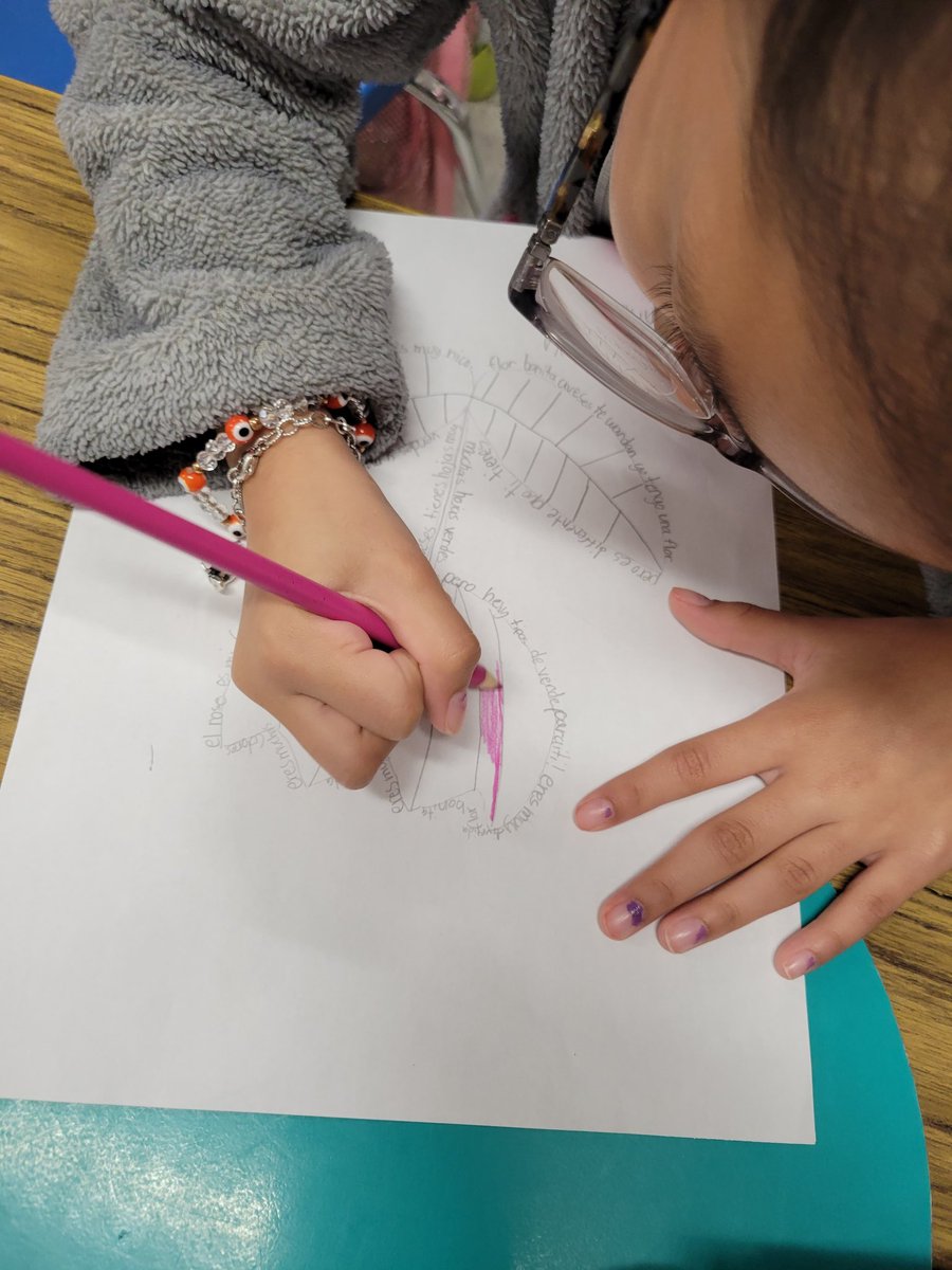 Jaleydapz's tweet photo. Creating shape poems! This was a hit the whole week. They even asked if this can be their friday assessment. Escribiendo Caligramas. 🍎📘✏ #poetry #poems #duallanguageclassroom #learning #makelearningfun #teach #teachertwitter #caligrama #TEACHers https://t.co/bKLgmaOsCY