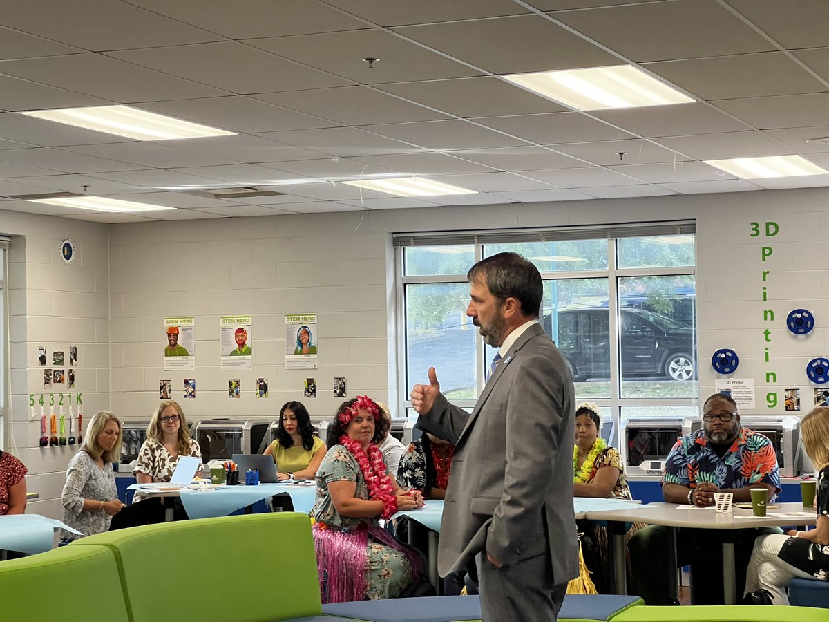 DocAssisi's tweet image. I love reimagining (middle) school &amp;amp; am smitten with the passionate educator in @hamcoschools. What a great group of passionate folks. Thank you @GrantLearns for bringing us here. Thanks @shellikai &amp;amp; @ThrivePS for another memorable trip! Let’s innovate #middleschool