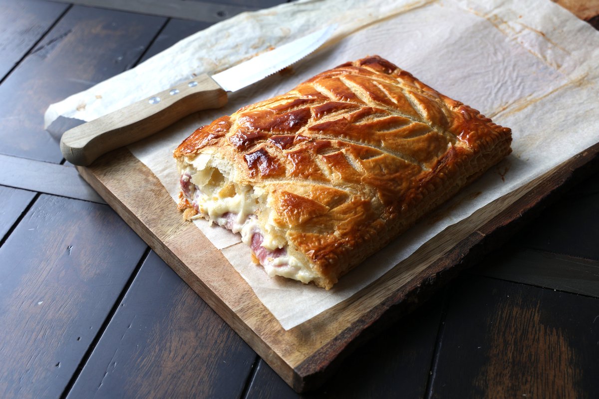 Offer the gift of French comfort food for mother's day. Learn make this delicious creamy ham and cheese feuilleté  bit.ly/38gfVr0  #MothersDay #giftideas