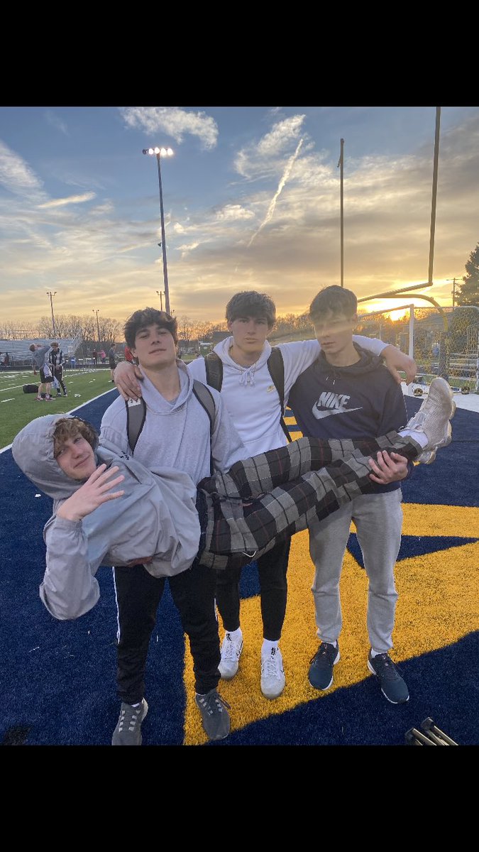 4x1 squad of <a href="/andrewjjones26/">Andrew Jones</a> <a href="/haupert_luke/">Luke Haupert</a> Ciesielczyk and Deibert take home gold running 44.14!! 🔥🔥🔥