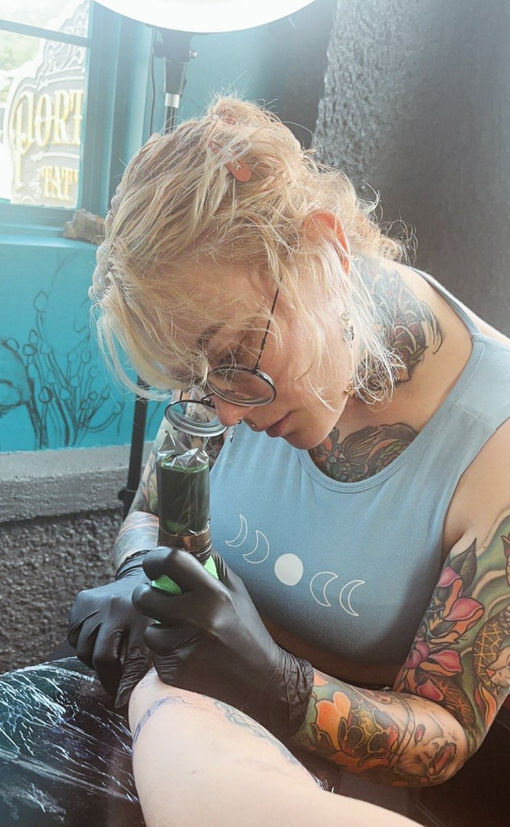 ExtraBeaver's tweet photo. My client from today took a really nice photo of me. 🥺👉🏻👈🏻
#tattoo #tattoos #artist https://t.co/mHHDsuE4Jm