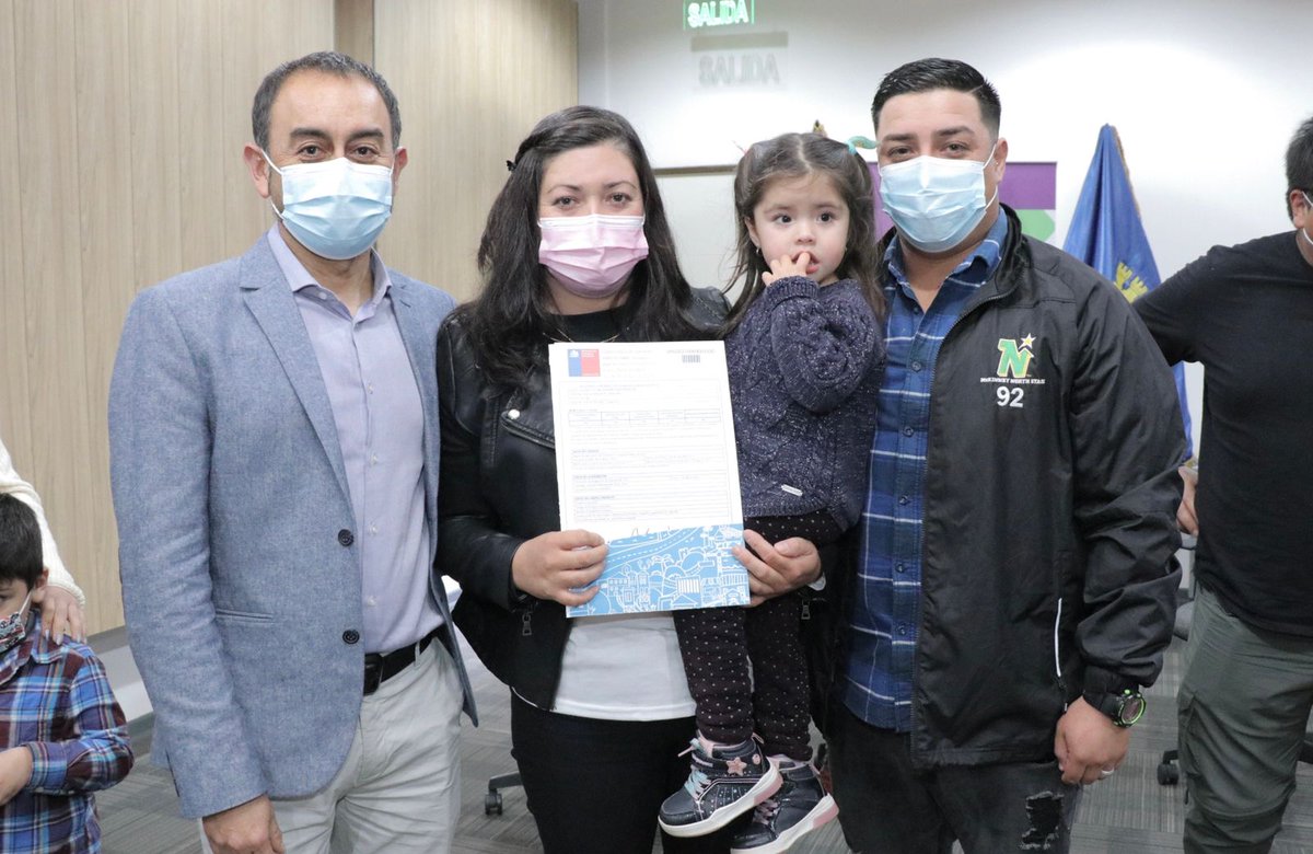MinvuOHiggins's tweet photo. Terminamos una tremenda semana con la entrega de 40 #SubsidiosDS49 a familias de #Rengo, quienes con esfuerzo y perseverancia lograron ser seleccionadas en el último llamado 2021. ¡Muchas Felicidades! 💚 https://t.co/kvL7Z6e8Lm