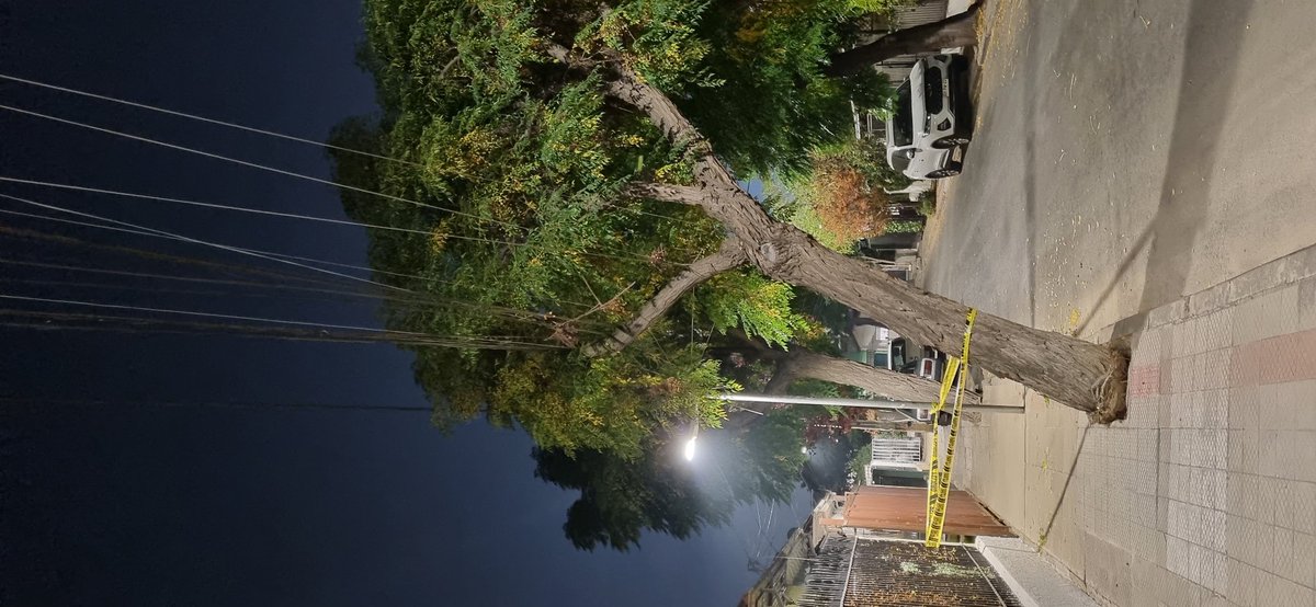 CrazyGames1's tweet photo. @EnelChile @EnelClientesCL asi esta a esta hora las 21:18 en longavi 1658 a punto de caerse y destrozar el cableado electrico. Hagan algo antes de que sea peor por favor. https://t.co/IRj7LtyBL6