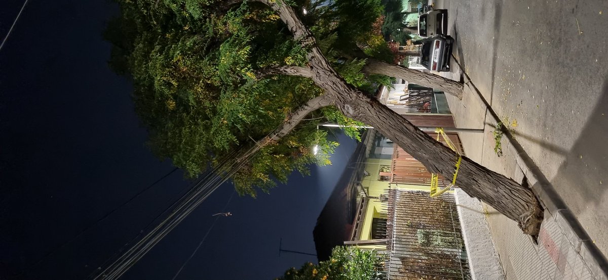 CrazyGames1's tweet photo. @EnelChile @EnelClientesCL asi esta a esta hora las 21:18 en longavi 1658 a punto de caerse y destrozar el cableado electrico. Hagan algo antes de que sea peor por favor. https://t.co/IRj7LtyBL6