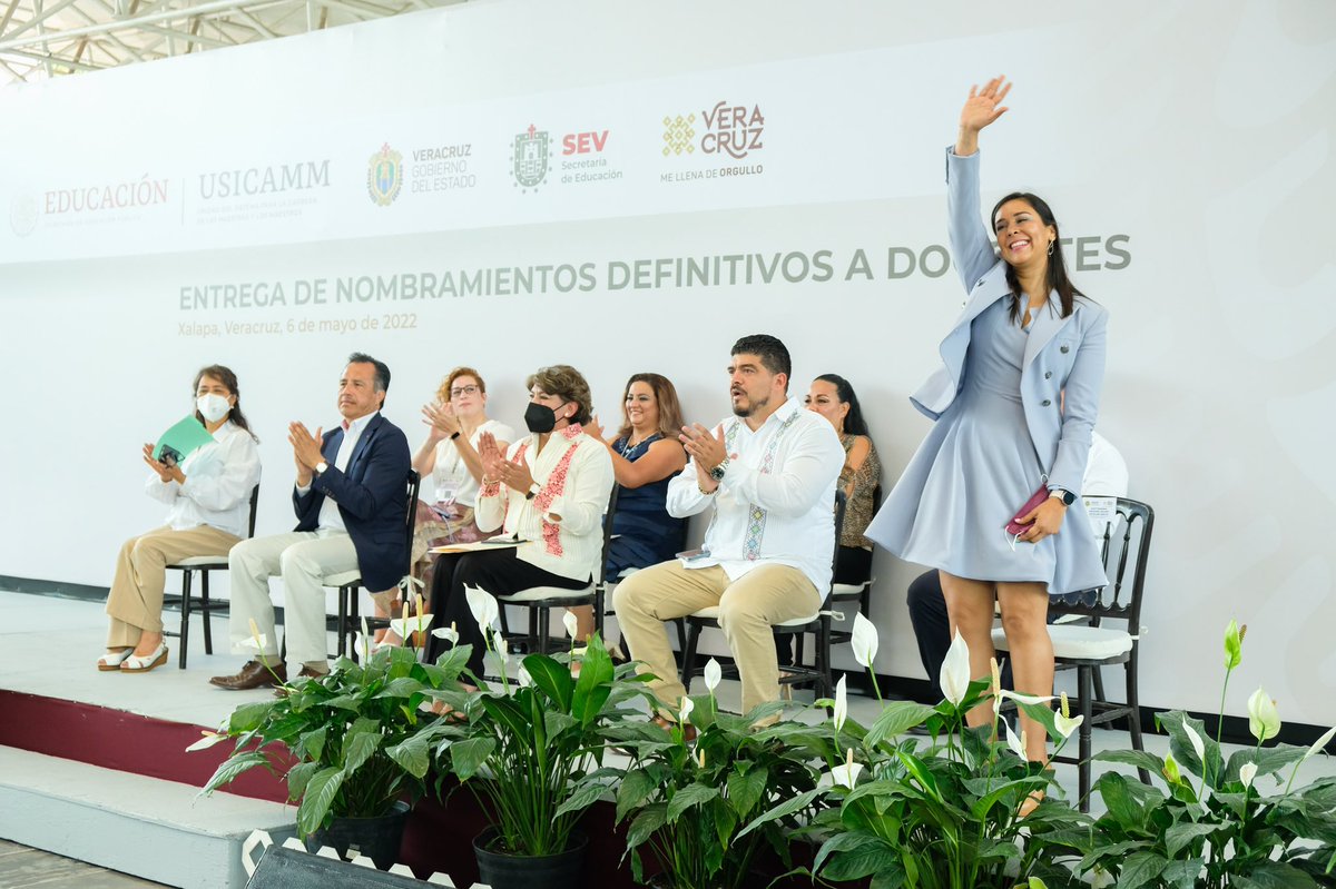 AryAguilarAmaya's tweet photo. ¡Este viernes es un gran día para la #educación en #Veracruz!

Hoy entregamos nombramientos definitivos a 269 docentes de Telesecundaria, quienes ahora tendrán la confianza y tranquilidad de que sus derechos laborales han sido respetados y se logró la justicia que buscaban. https://t.co/mG7x9dm4Nu
