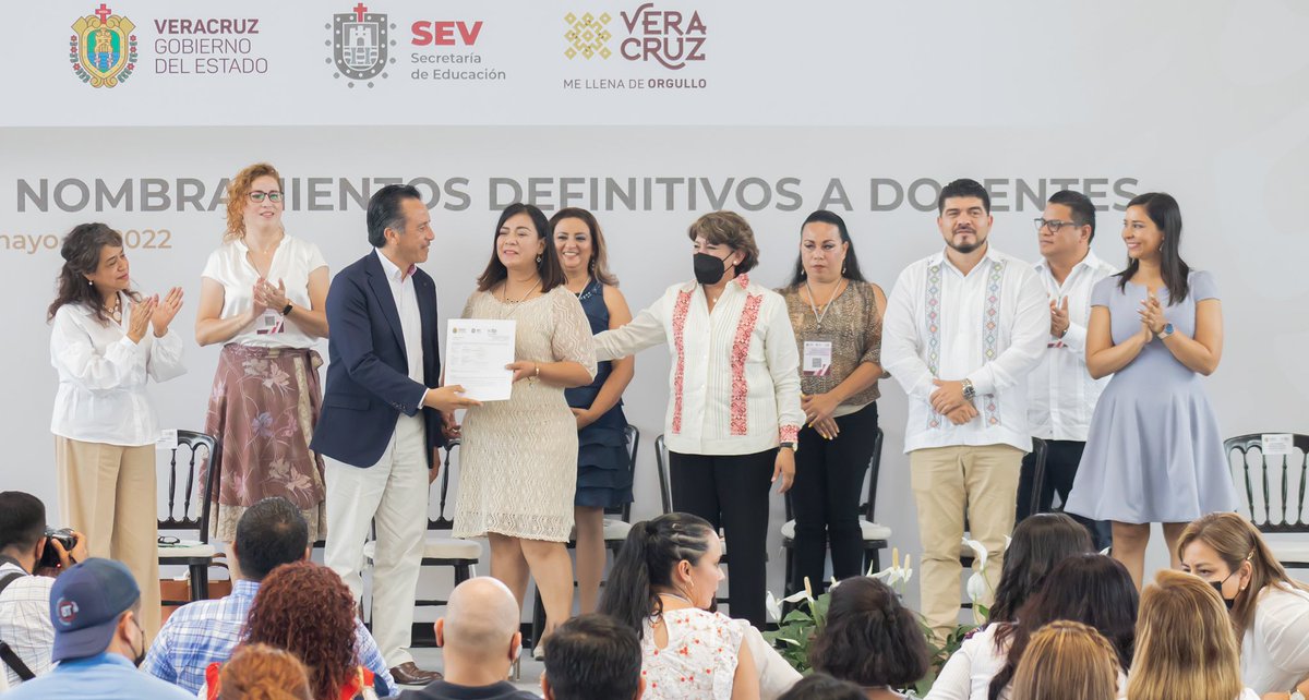 AryAguilarAmaya's tweet photo. ¡Este viernes es un gran día para la #educación en #Veracruz!

Hoy entregamos nombramientos definitivos a 269 docentes de Telesecundaria, quienes ahora tendrán la confianza y tranquilidad de que sus derechos laborales han sido respetados y se logró la justicia que buscaban. https://t.co/mG7x9dm4Nu