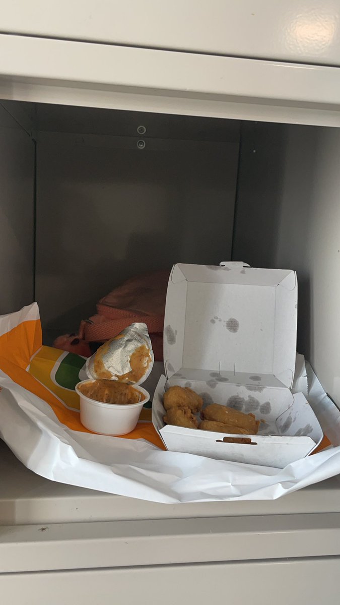MarkowitzHannah's tweet photo. Last day locker nuggies https://t.co/o3ZOXXlUx2