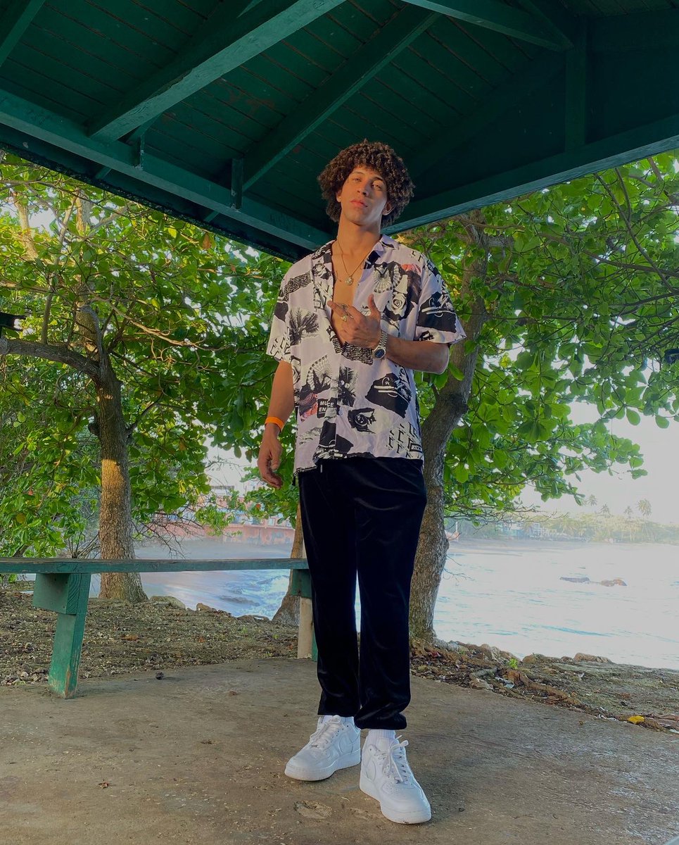 Luis23Cruz's tweet photo. “Pa mi que yo nací pa estar solo, no hay una loca pa este loco”🌊🌴 #loschulitos #quepasoo https://t.co/TbiK3Uz8x1
