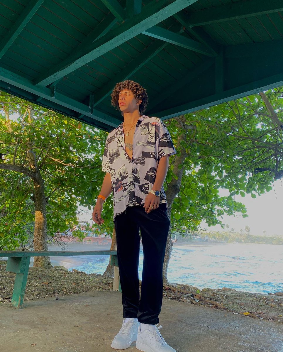 Luis23Cruz's tweet photo. “Pa mi que yo nací pa estar solo, no hay una loca pa este loco”🌊🌴 #loschulitos #quepasoo https://t.co/TbiK3Uz8x1