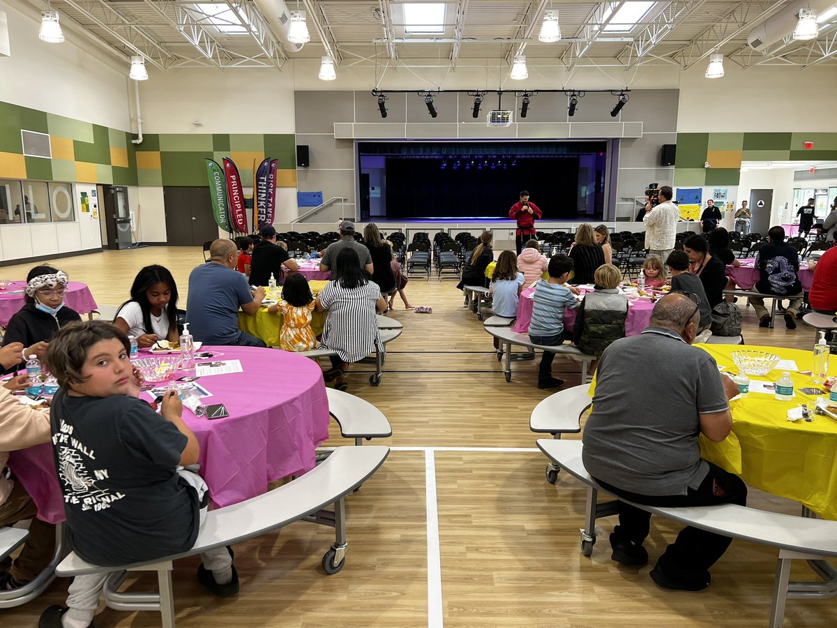 CM_LisaKaplan's tweet photo. A beautiful evening for Movie Night open to every family in Natomas at #PasoVerde Sch celebrating #AAPIHeritageMonth w/ free dinner, Raya & The Last Dragon + fun activities. #Natomas #FamilyEngagement https://t.co/J9MuX4ely7