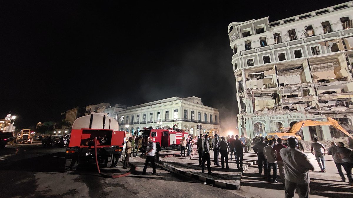 Se trabaja sin descanso, consternados pero firmes, dispuestos no perder un minuto en tan complejo y doloroso escenario. Cientos de manos en representación de los músculos de toda #Cuba que permanecen en tensión #FuerzaCuba <a href="/DiazCanelB/">Miguel Díaz-Canel Bermúdez</a> <a href="/DrRobertoMOjeda/">Dr. Roberto Morales Ojeda</a> <a href="/UJCdeCuba/">UJC de Cuba</a> #HotelSaratoga