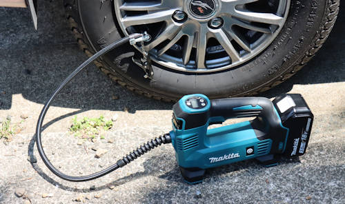 MatsumotoThe's tweet photo. マキタの充電式空気入れMP180。やはりこの種の道具が自宅にあると便利です。頻繁に空気圧を点検していれば、低下した際の空気補充も短時間で済むから騒音を発生する時間も短時間で済む。軽貨物事業者必携の逸品?。#マキタ #MP180 #充電式空気入れ https://t.co/UuBztG9I6H