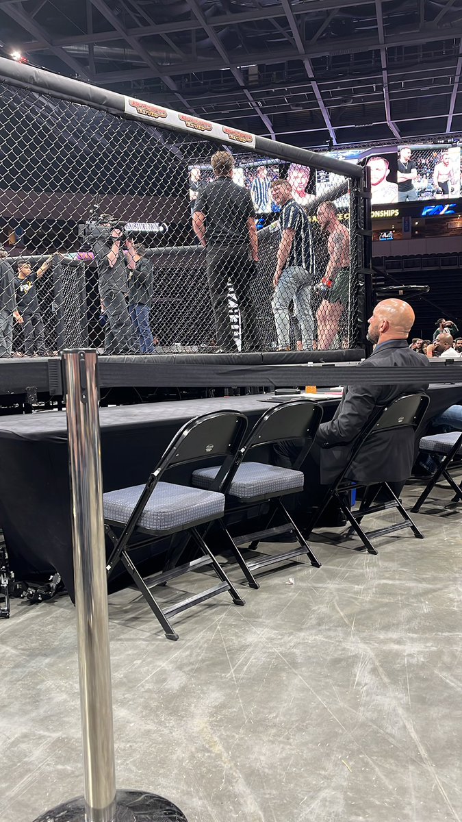 KcGil4300's tweet photo. Feeling like @JohnMorgan_MMA sitting cage side mma. #FAC13 https://t.co/l152a5LXuu