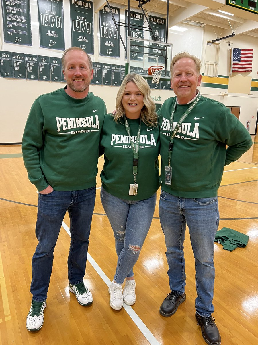 danielleloleary's tweet photo. PHS Admin Team!! Lucky to work with these two 💚 https://t.co/VWOJKPwcAb