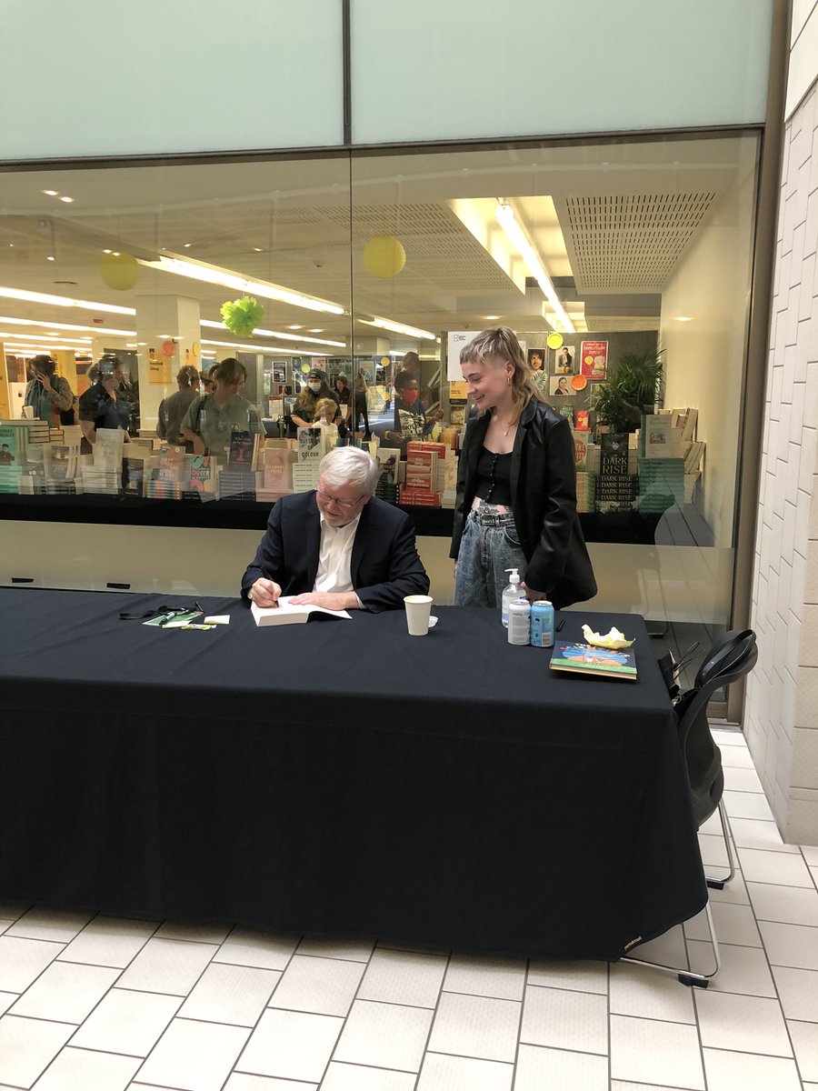 Vanrad19's tweet photo. Mega signing line for @MrKRudd at @BrisWritersFest! #TheAvoidableWar @HachetteAus still going 45 minutes after the event! #greatbooksmakeyouthink #knowledgeispower https://t.co/eDvYztCdfm