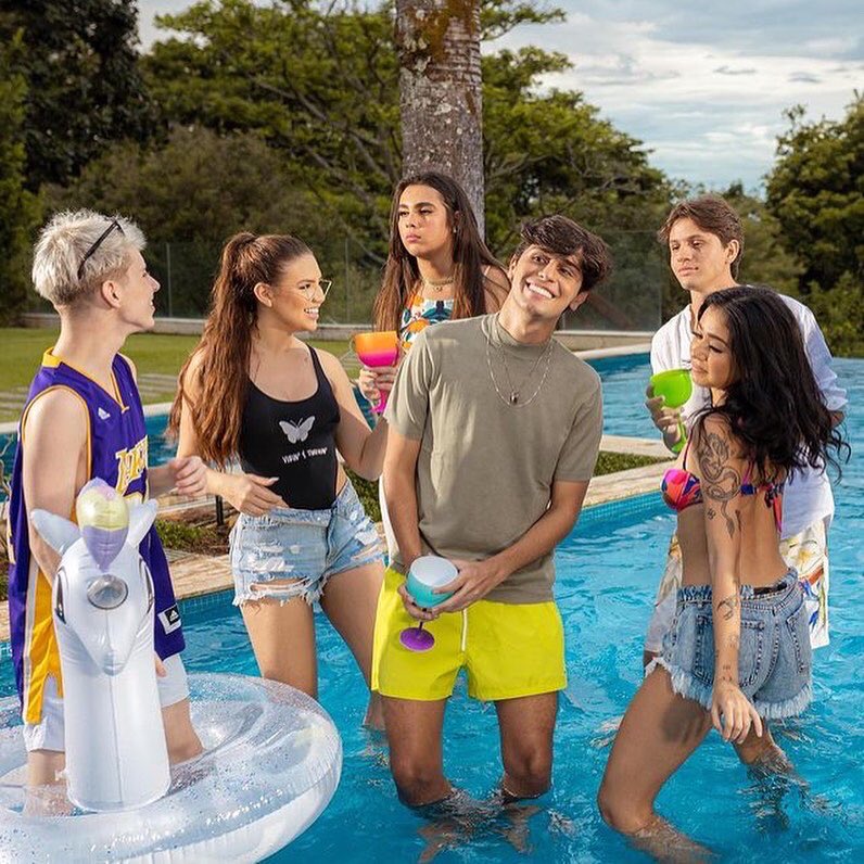 oficialPFBR's tweet photo. Foi aqui que pediram #NilsonNeto e #MCJacaré? "SENTA CALADINHA" já está disponível e com mais de 100 mil visualizações em seu clipe no Youtube. Já foi assistir nossas estrelas do TikTok brilharem na música?

@nilsonnetto_ @mcjacare_ @julianofloss @becabds @vivituitou @vecollen https://t.co/z4i95DPQbQ