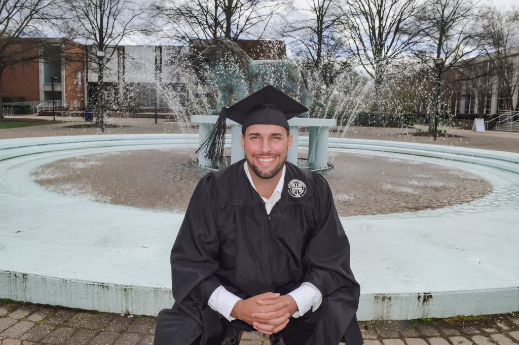 KevinKswihart12's tweet photo. 🎓 #ODUGrad https://t.co/WpIMZXxRrn
