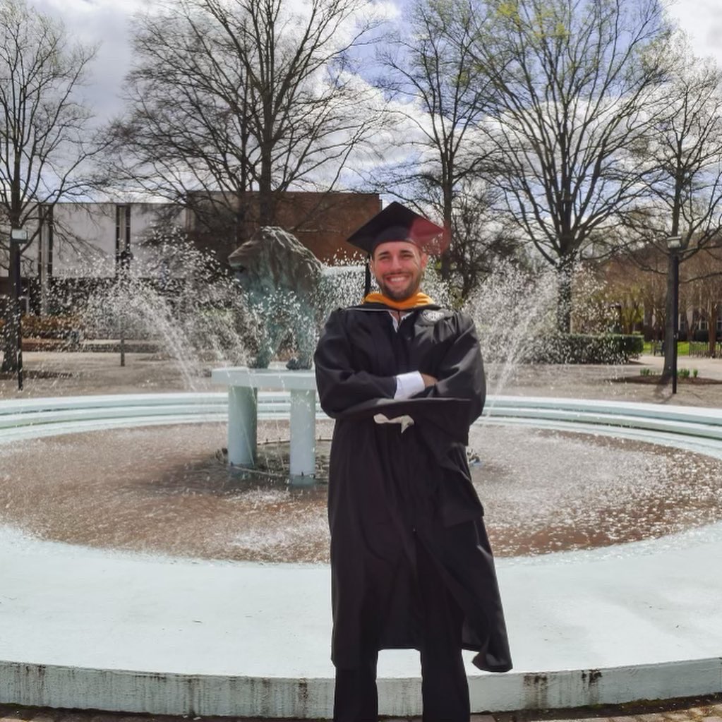 KevinKswihart12's tweet photo. 🎓 #ODUGrad https://t.co/WpIMZXxRrn