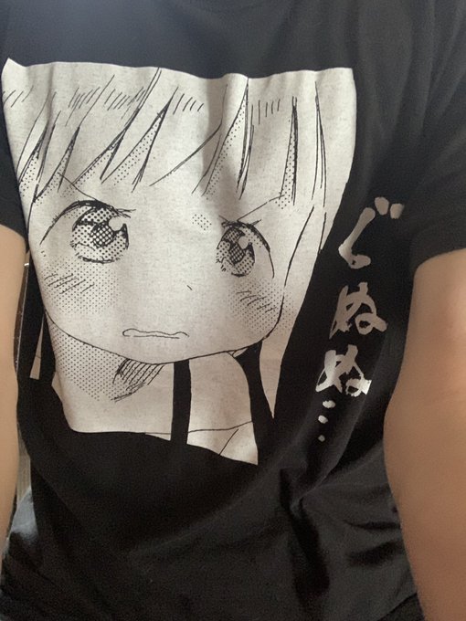 近所の人がトマトを持ってきてくれて、わー嬉しい!ありがとうございますー!って話してたら、やけに変な目線を感じて、???って思い、家に帰り、鏡に立った時の自分の服装です 