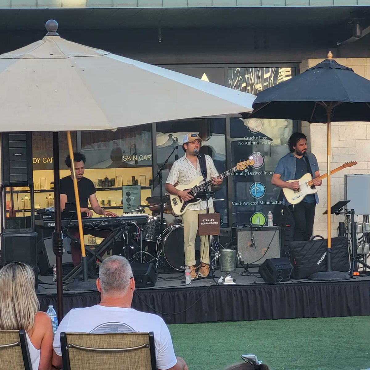 WonderfulWinfre's tweet photo. At Kierland Commons in North Scottsdale watching and listening to Stanley Serrano. https://t.co/Gxfb69n8kf