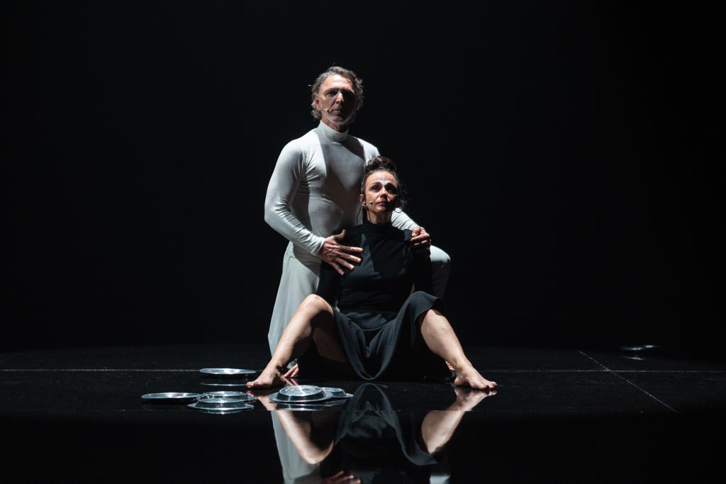 OCabideFala's tweet photo. Está no ar mais uma coluna "Drops: novidades culturais, curtas e finas" do Rodrigo Ferraz. Tem papo em vídeo com Rodrigo Lombardi, além de muitas outras dicas sobre o que há de melhor no teatro! Confiram 😃🎭
==> https://t.co/p4a0nQZSgN https://t.co/LXO9FY07V4