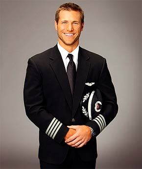 SuiteAndUniform's tweet photo. #airlinepilot #handsom #Pilot #maninuniform #uniform #suitedmen #suitandtie #pilotuniform #meninuniform #hunk #stud https://t.co/VoBuyzJ0lK