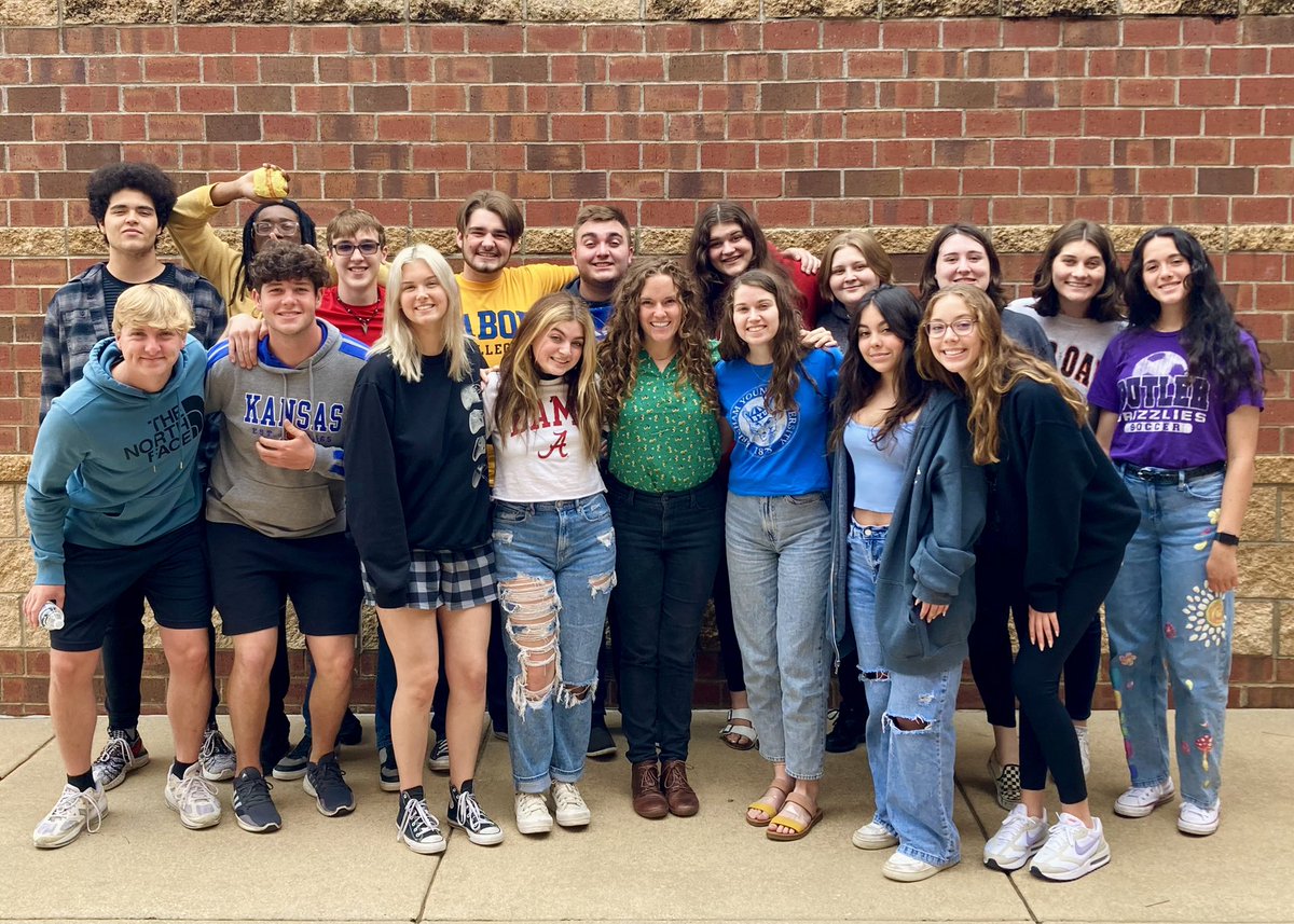 andvrcntrlchrs's tweet photo. How is it already the last Friday with this chorale crew 😭😭😭 #FinalSeniorsInChoirFriday #EndOfYear #WrappingUp #GoingToMiss #SeniorLeaders https://t.co/P9rAnXpV8q