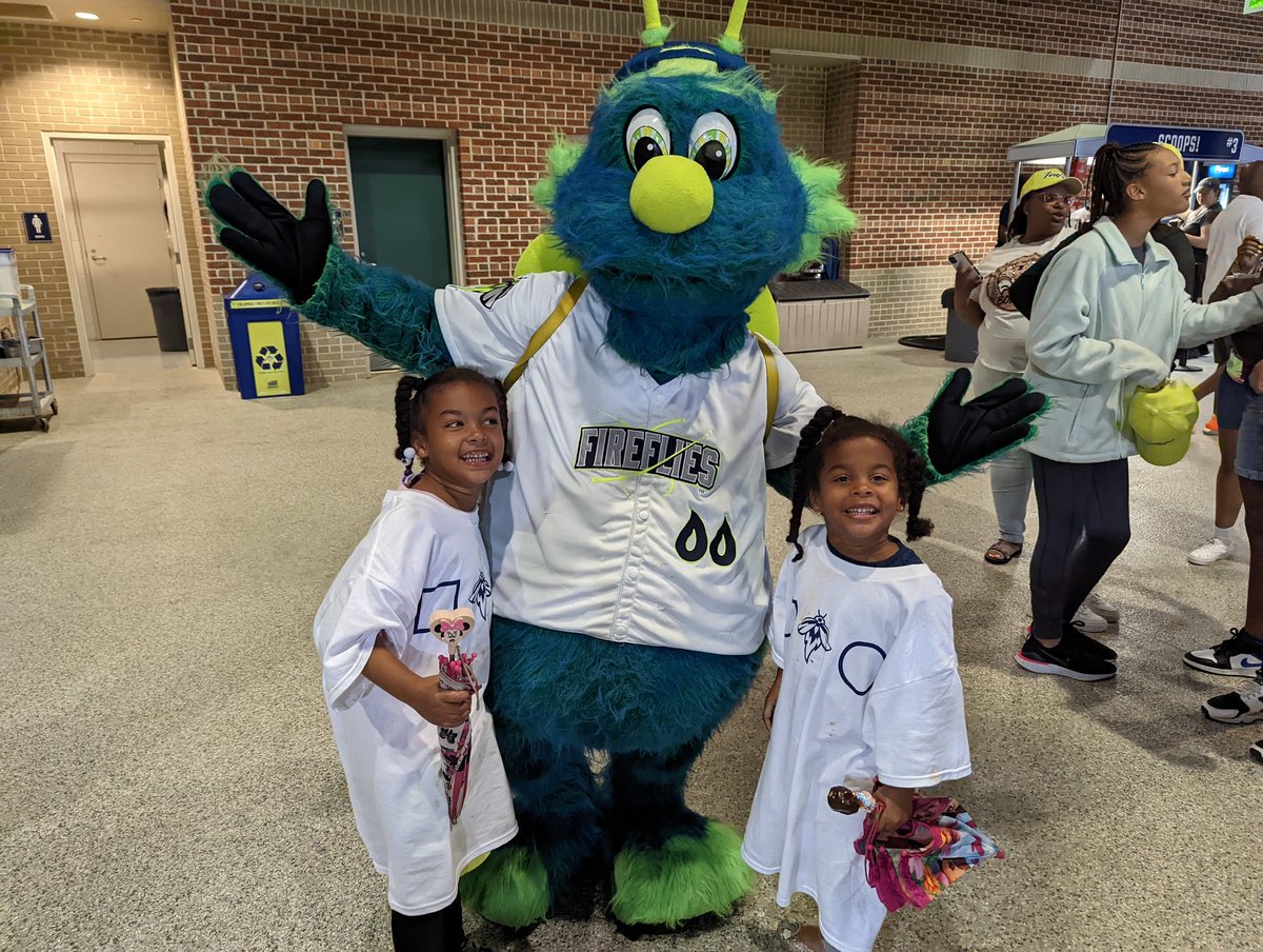 Enjoying the Fireflies game with CatawbaTrailElementary and the divas!

#DaddiesAndDivas
#Letsglow