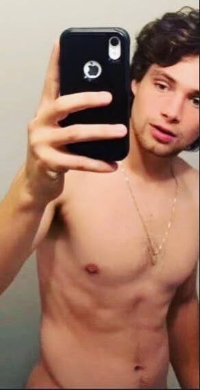 Melisa64937185's tweet photo. @Jamiefair76 @janer622 @iblamedonna @Fine_Apple18 @mrsc_911 I see a slight resemblance. I think this guy has similar features. #thewinemademetrashynotclassy #hemademedoit #Respectfully  #iPhone https://t.co/xqxZsCbLtp