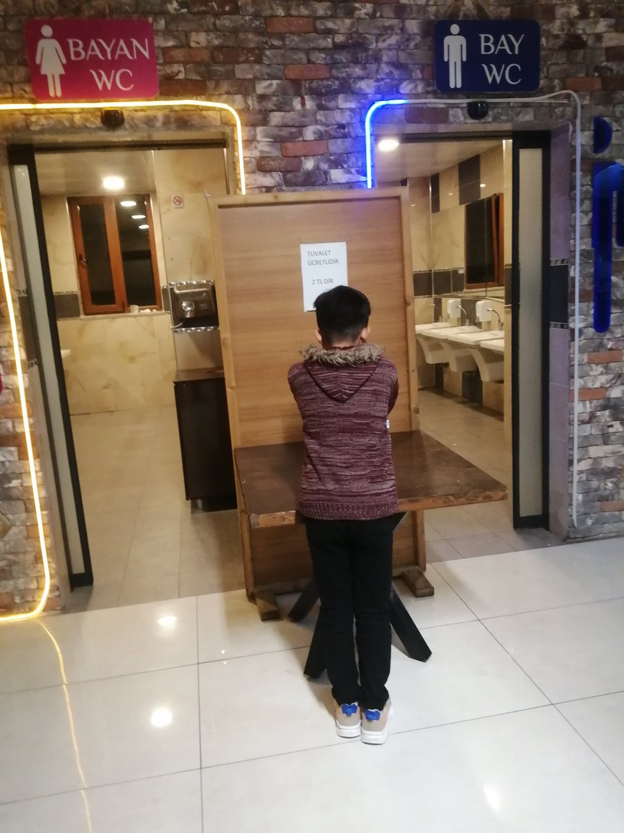 Saat 04.54

Afyonkarahisar Dinar İlçesi üzerinde bir dinlenme tesisi.

Sen neden uyumuyorsun dediğim çocuk, "Türkçe bilmiyorum" diye karşılık verdi.

Sn.Bakan Süleyman Soylu'nun, "Mültecileri gönderirsek en çok işverenler rahatsız olur" dediği işverenlerden biri çocuğu sömürüyor!