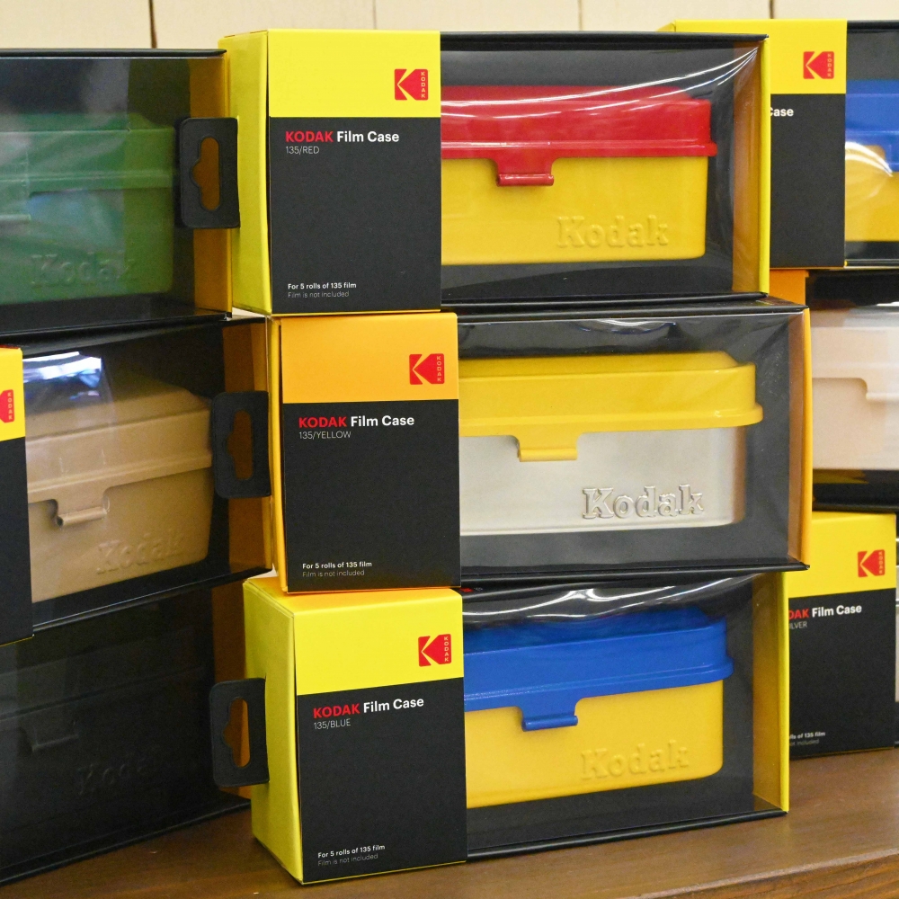 champcamera's tweet photo. Kodak Film Case　By #港北ニュータウン
スチール製のレトロな質感が人気のKodakフィルムケース。インナーはプラスチック製で35mm５本収納と10本収納の2サイズ展開。カラバリも豊富です。フィルムの持ち運びが楽しくなるアイテム！
#Kodak #FilmCase #フィルムケース
https://t.co/IA0z6Kf8Re https://t.co/fNeyL0aUws