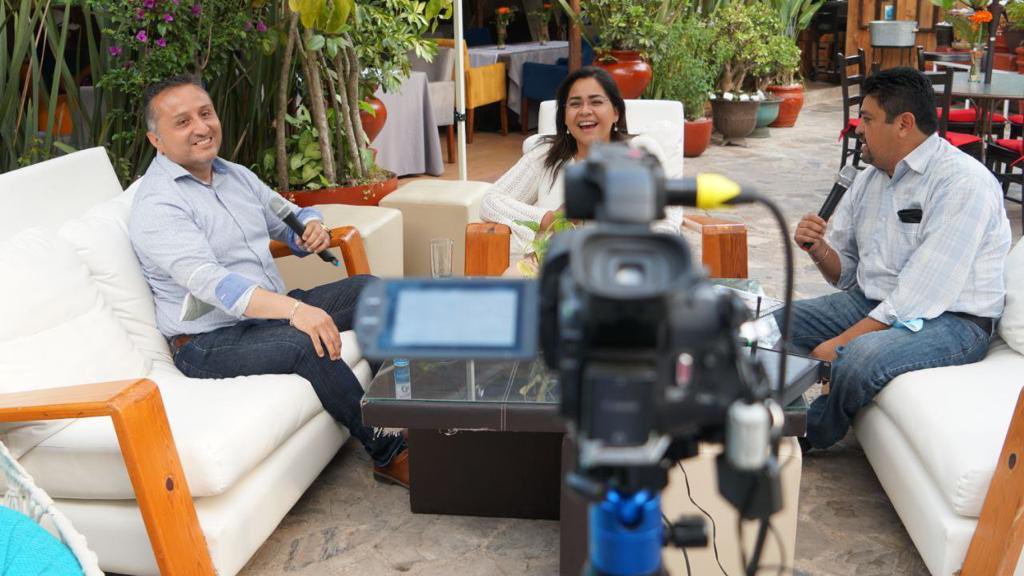 LupitaVargasMx's tweet photo. Platiqué con Chucho Casiano y Raybel Cano en "Sala de Prensa VIP" sobre la #FeriaDeLaPrimavera, el trabajo sanitario en el Rastro Municipal y el cuidado del agua, entre otros temas importantes con los que Xicotepec #SíAvanza.
¡Gracias al Restaurante El Chepe por sus atenciones! https://t.co/pwwfRqlFA6