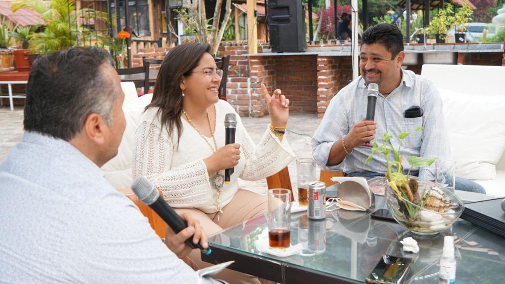 LupitaVargasMx's tweet photo. Platiqué con Chucho Casiano y Raybel Cano en "Sala de Prensa VIP" sobre la #FeriaDeLaPrimavera, el trabajo sanitario en el Rastro Municipal y el cuidado del agua, entre otros temas importantes con los que Xicotepec #SíAvanza.
¡Gracias al Restaurante El Chepe por sus atenciones! https://t.co/pwwfRqlFA6
