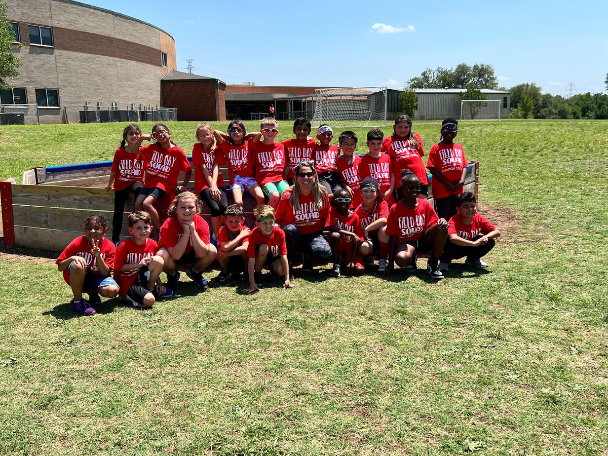 MrsDavisSBE2's tweet photo. Field Day @SouthBosque was a blast! Thanks to @southbosquepe for all their hard work and for the MHS Pals who came to help. Saw a few former 2nd graders! ❤️💙 #sbebrightfutures https://t.co/zcUTksEEAP