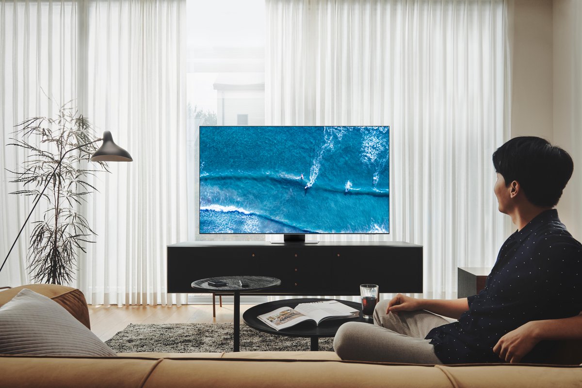 SamsungRomania's tweet photo. Cine zicea că serialele nu pot fi văzute într-o experiență demnă de cinema? Transformă fiecare episod într-un adevărat spectacol vizual, cu #NeoQLED. https://t.co/JKeKOHMExo