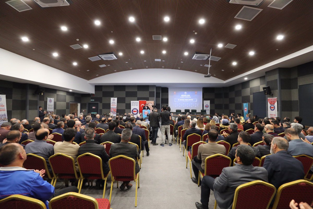 Aynı camide kadrolu-süreli sözleşmeli-süresiz sözleşmeli-fahri olmak üzere farklı haklara sahip din görevlisi var.
Hastanede aynı serviste yine kadrolu-süreli sözleşmeli-süresiz sözleşmeli-vekil olmak üzere farklı hemşire istihdamı var.
Bu yönetilemez de sürdürülemez de.