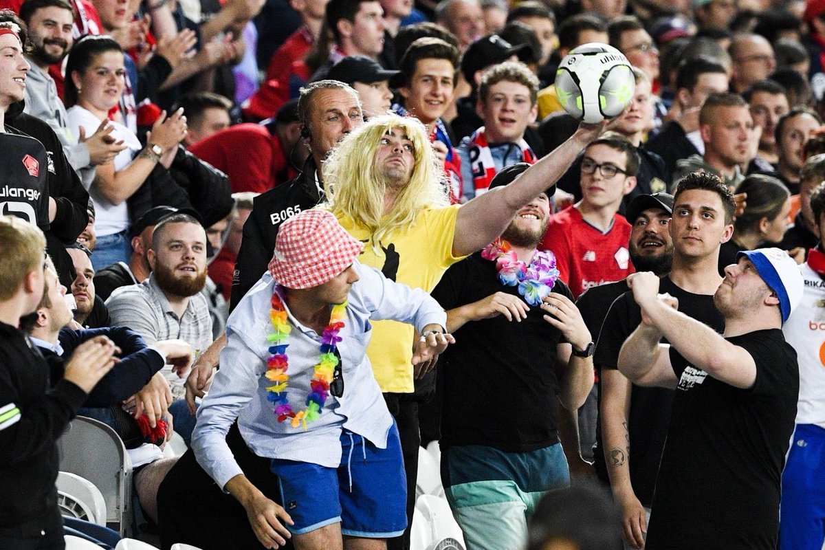 ActuFoot_'s tweet photo. Les supporters du LOSC en tribunes hier à Pierre Mauroy, après une banderole « Vous êtes en vacances ? Nous aussi ». 😂🏖 https://t.co/tAZSuRdlDQ