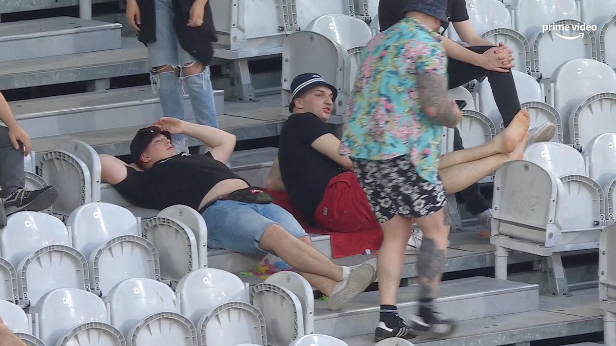 ActuFoot_'s tweet photo. Les supporters du LOSC en tribunes hier à Pierre Mauroy, après une banderole « Vous êtes en vacances ? Nous aussi ». 😂🏖 https://t.co/tAZSuRdlDQ